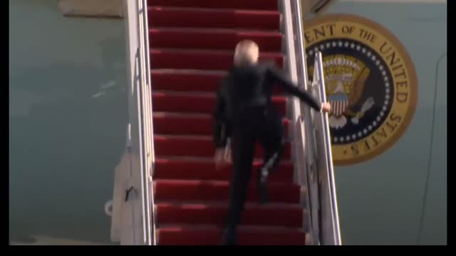 President Biden falls off the stairs twice 😲