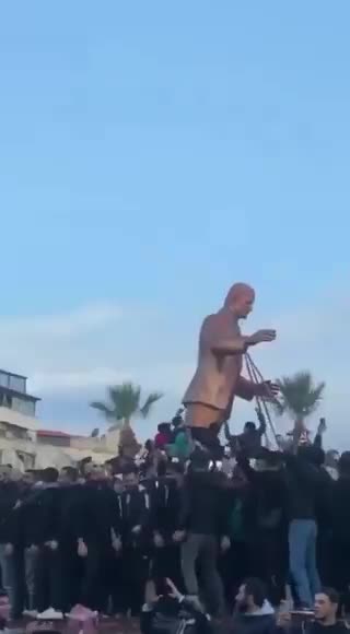 🚨Meanwhile in Syria Following the collapse people are tearing down Bashar al-Assad statues