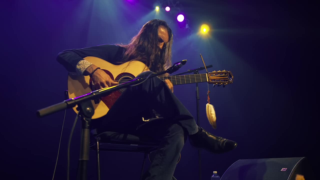 Guitar play Estase Tonne