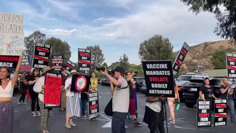 Protest at Foo Fighters concert only for vaxxed ppl