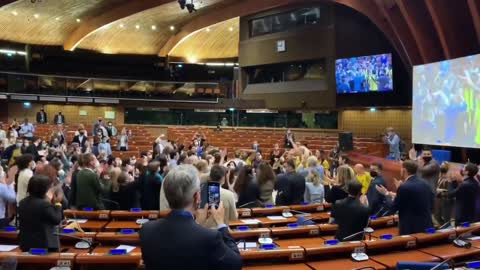 U politicians, solely responsible for the economic disaster, celebrate their € 10,000 monthly salary with song and dance