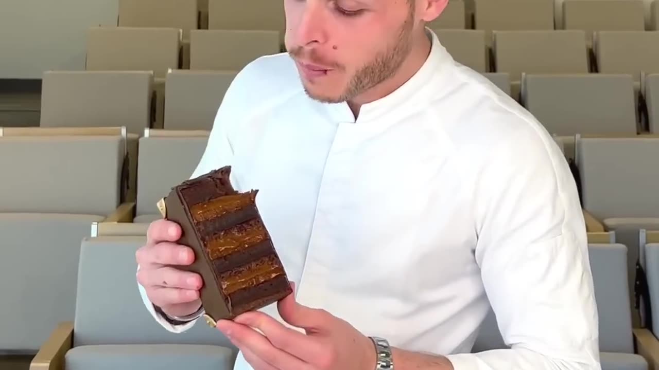 Chocolate Caramel Luggage! 🧳The best cake to take with you everywhere!