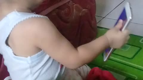 my son with the phone to learn vocabulary