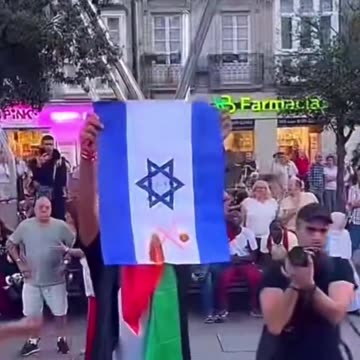 RadioGenoa | Madrid - pro-Hamas Muslims burn symbol Israel shouting "Allah Akbar"