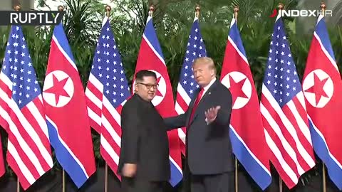Pogledajte povijesno rukovanje Trumpa i Kim Jong Una