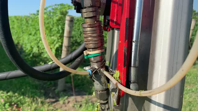 Hydraulic Lines on the Ero Stainless Steel Trimmer