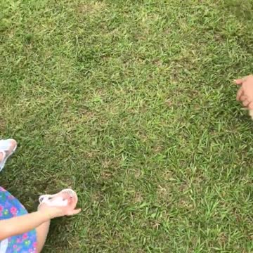 Valiente beba juega con amable erizo