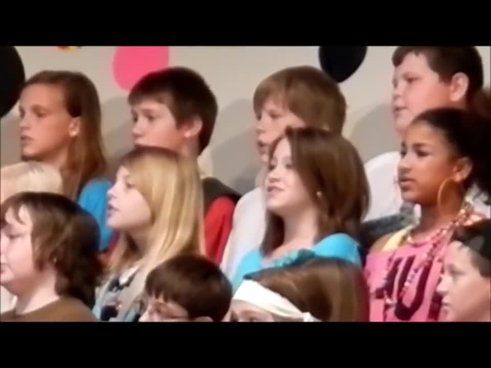 Kid farts while singing😅😅💨