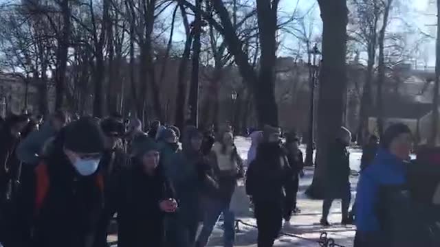 More footage of protests in Putin’s home city today. Always the same anti-war chant