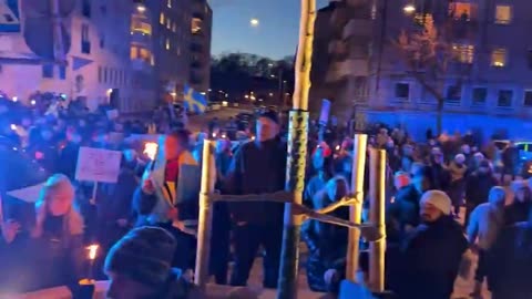 Crowd surrounds Swedish state media SVT, demanding they report the news fairly