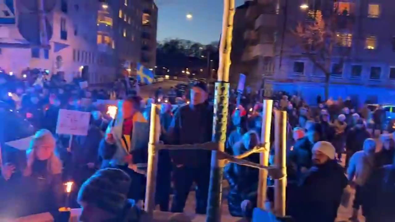 Crowd surrounds Swedish state media SVT, demanding they report the news fairly