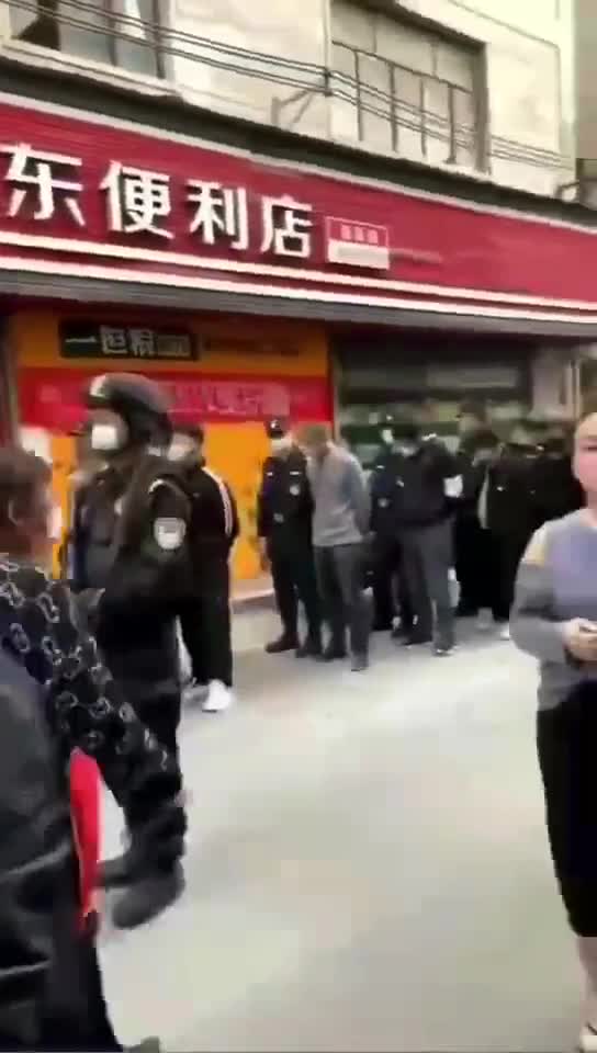 ΣΤΟ ΜΕΤΑΞΥ ΣΤΗΝ ΚΙΝΑ.