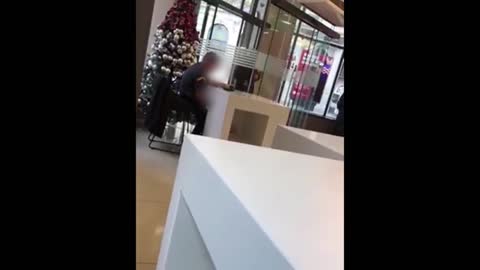 Zaštitar mastrubirao u banci?