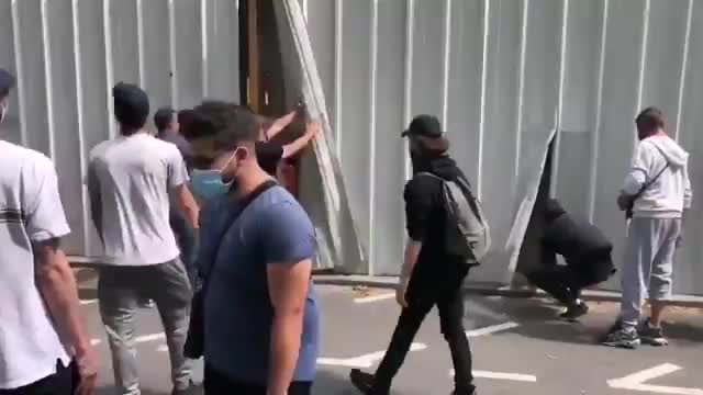 Protesters try and get into government buildings as France Rises