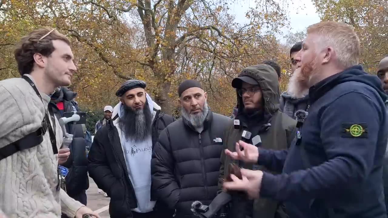 Atheist Was Showing off Until this Muslim Came! Hamza Den And Athiest Speakers Corner Sam Dawah