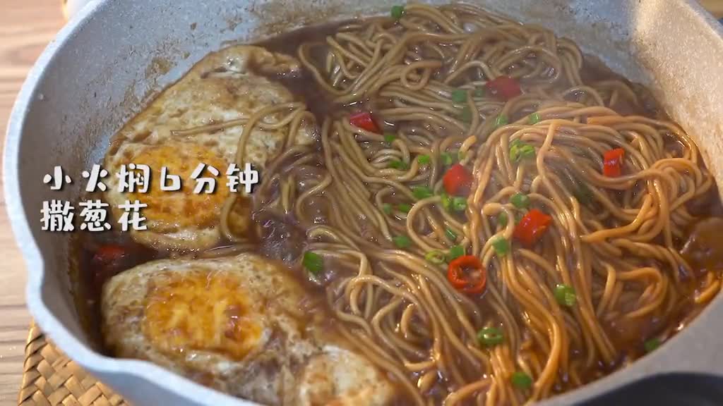 I've made noodles again. It's spicy with garlic, and the poached eggs are full of soup