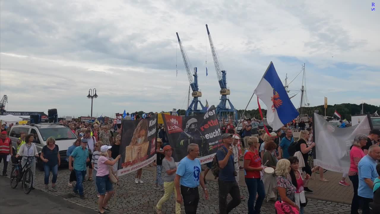Rostock - Der Demonstrationszug startet 20-08-2022