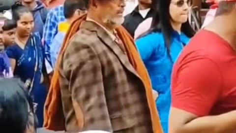 Nana Patekar smacks a fan who tries taking selfie with him