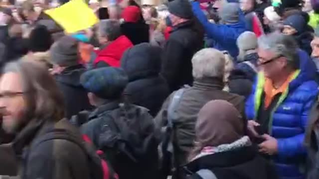 Tisíce lidí vyšly do ulic rakouských měst - 1. prosince 2021