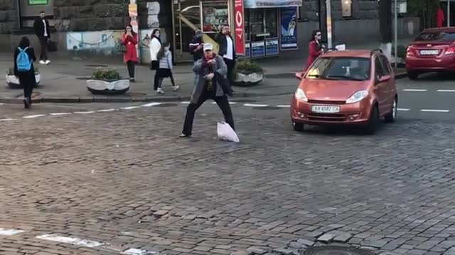 "Shaolin monk" just in the middle of the carriageway