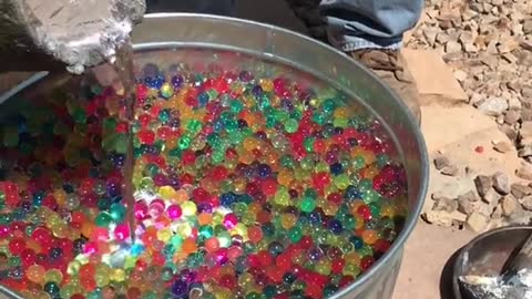 Pouring molten aluminum in Orbeez #art #