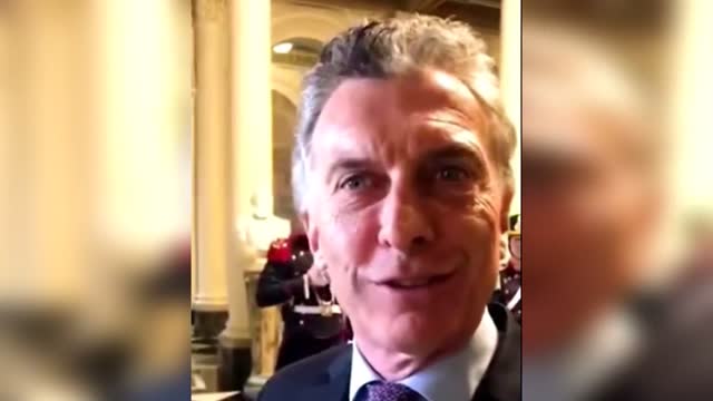 Sebastián Yatra sorprende a la hija pequeña del presidente argentino Macri