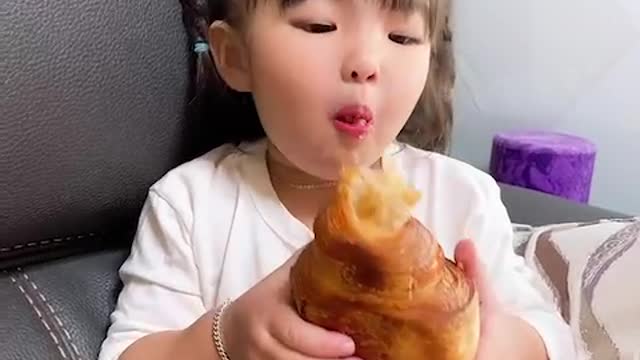 My daughter who eats bread ♡
