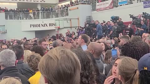 Anti war advocate asks Obama about his role in Ukraine War at Michigan rally (Oct. 29, 2022)