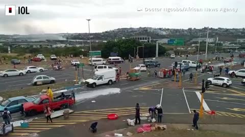 Looters on Queen Nandi Drive in Durban