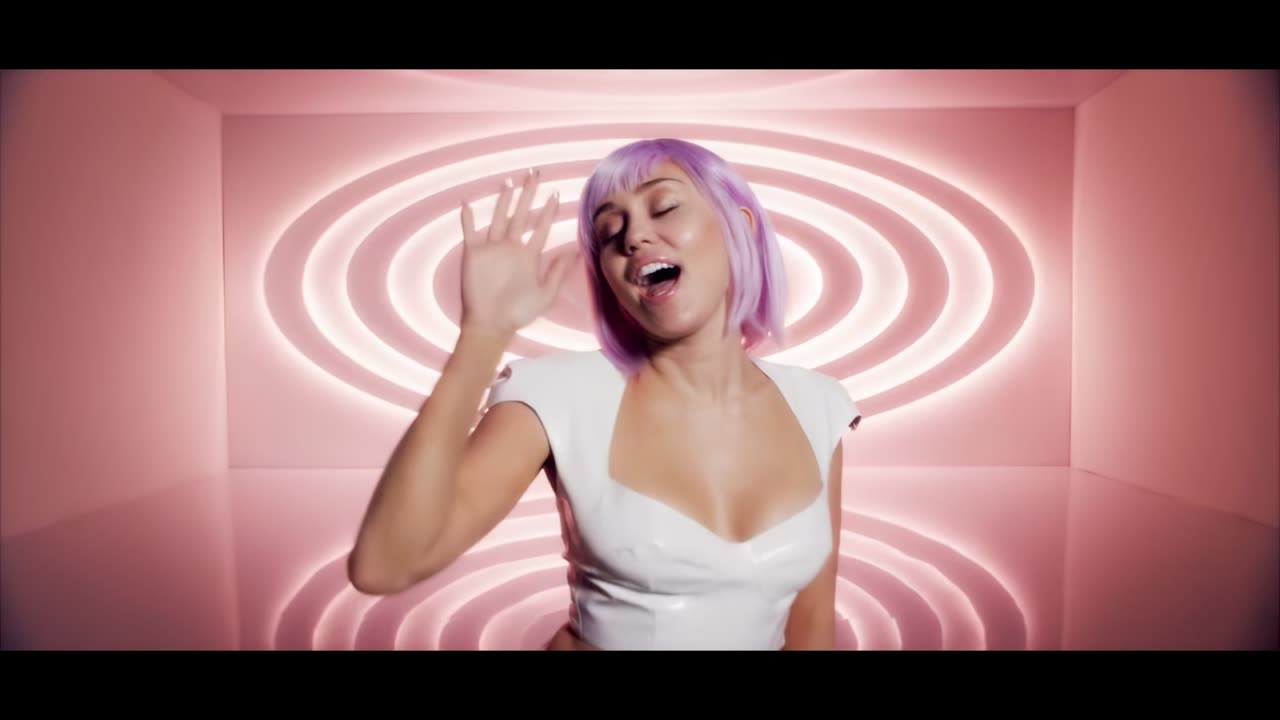 Ashley O - On a Roll HD