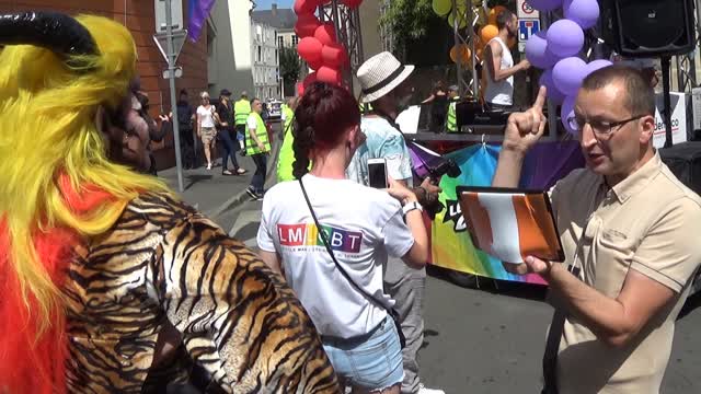 Immersion d'un chrétien dans la GAY PRIDE - Raphaël Zacharie de IZARRA