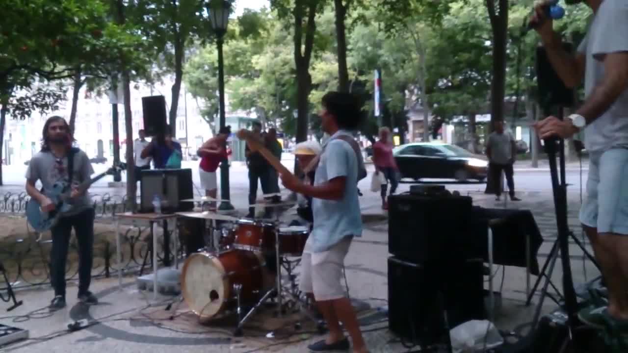 Elderly woman shocks audience with drumming skills