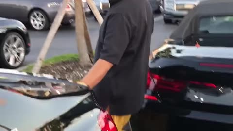 20171117 文贵刚刚买了两辆车 一个奔特利suv特别版一个宝马760特别运动版 在马阿拉歌用