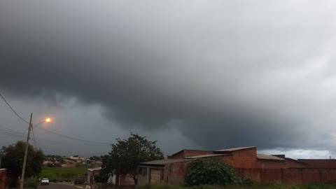 Tá vindo uma tempestade.