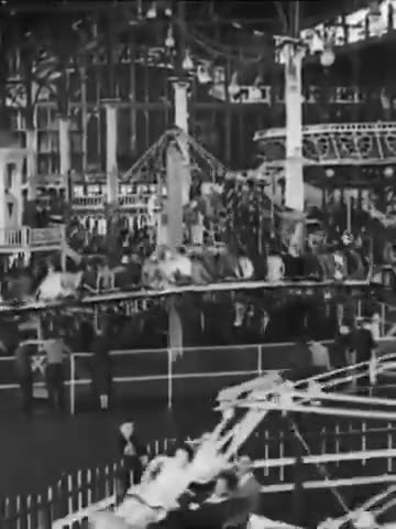 A lunnapark in the 1930s