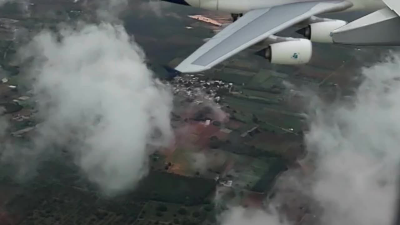 you-wouldn-t-believe-if-not-captured-in-camera-shorts-plane-airbus-overtake-race-