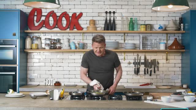 Gordon Ramsay Cooks up Steak, Fried rice and Fried Eggs in Under 10 Minutes