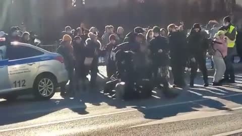 This is how the police in Saint Petersburg abuse and arrest people