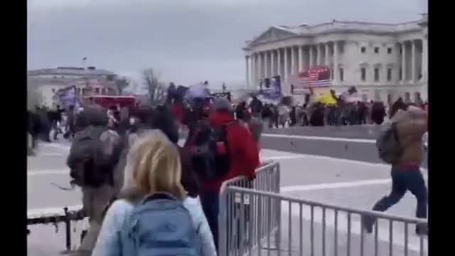 Cop encouraging protestors to come to the Capitol