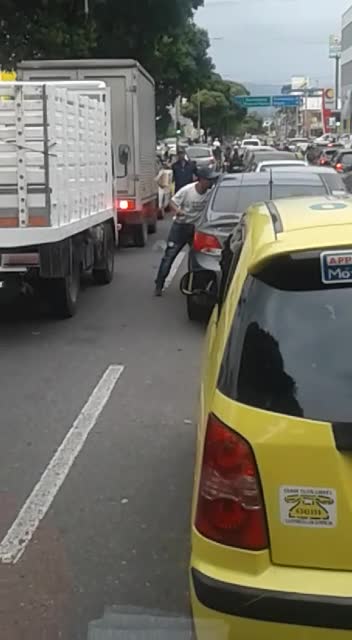 Video registró impactante robo a un conductor en Bucaramanga