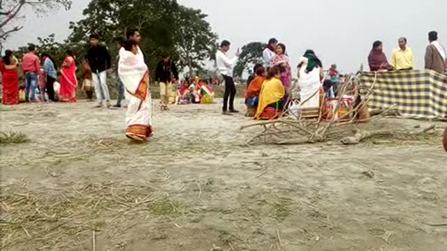 brahmaputra bich women and man