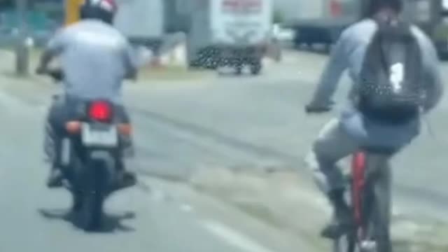 Imprudência puxando moto com corda - Recklessness pulling motorcycle with rope