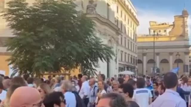 Rally participants in the center of Rome ask Prime Minister Draghi not to resign