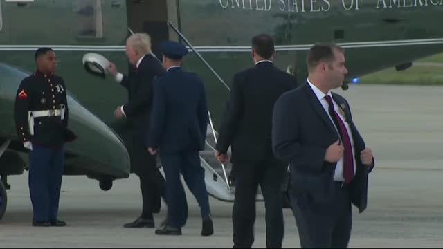 Trump retrieve Marine's hat