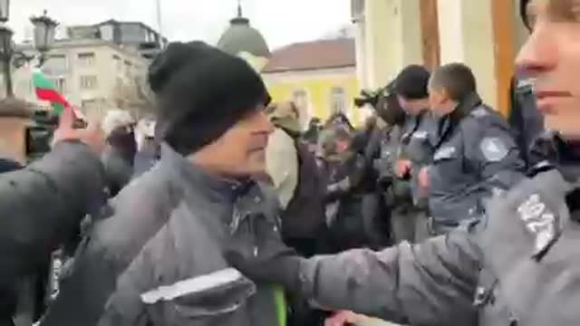 Bulgaria today, anti-mandate protestors vs the police.