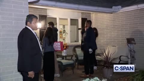 Kamala STAGED a door knocking scene, caught on camera. 😂