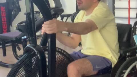 Cadeirante aquecendo na air bike