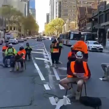 Aussie Workers Protest Mandates By Eating Lunch On Road After Being Denied Indoor Seating