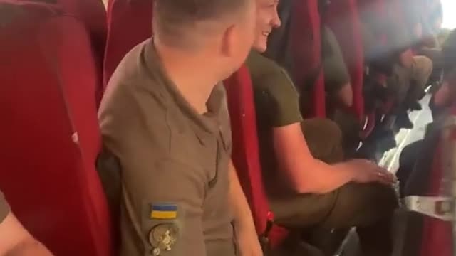 Ukrajinští vojáci jedou na frontu - zatím v dobré náladě