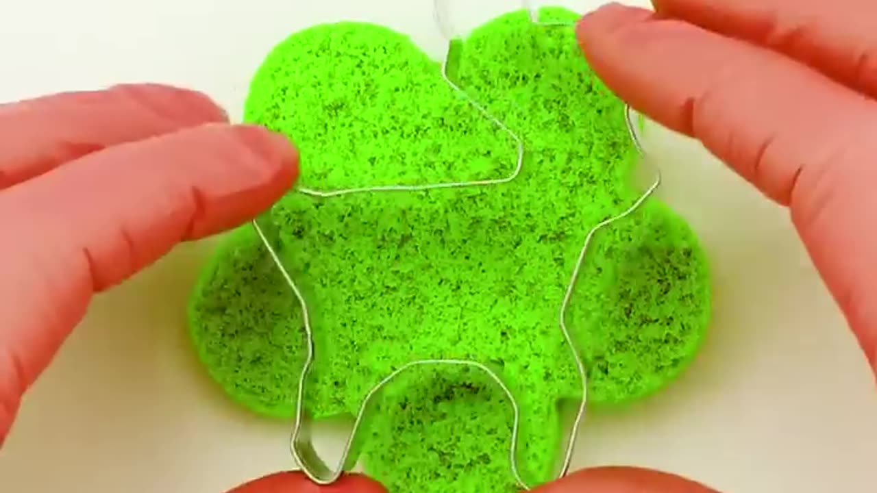 Satisfying Green Kinetic Sand Shapes ASMR 💚